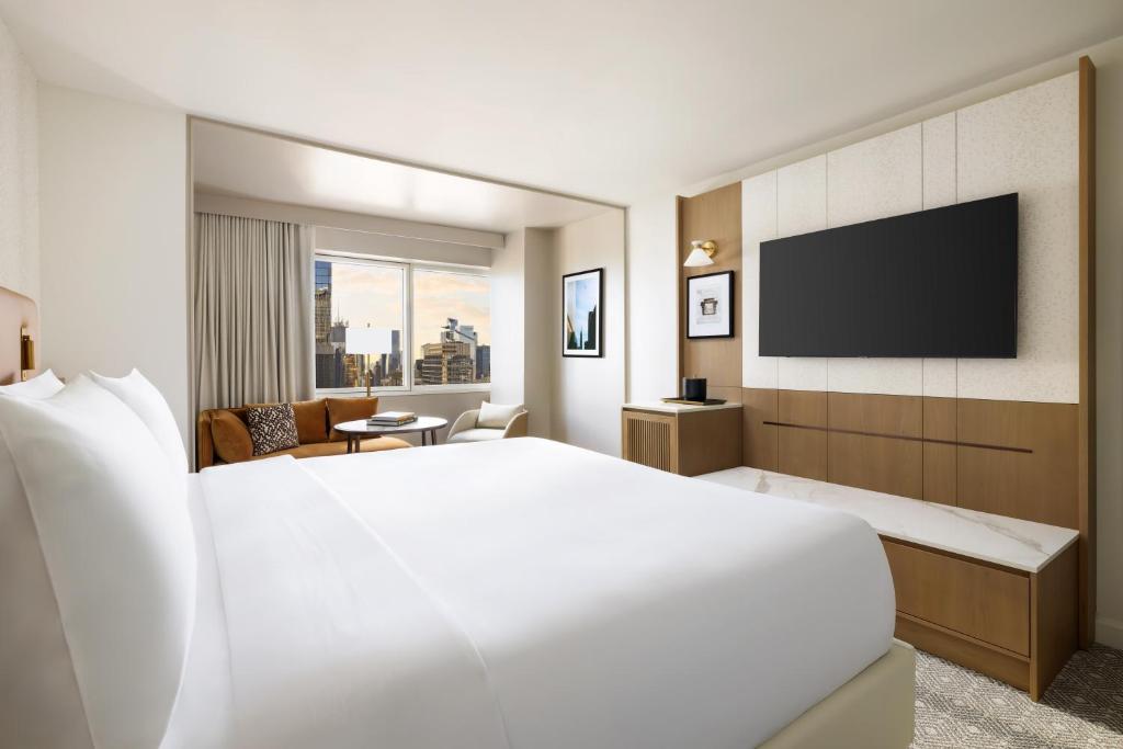 纽约Hyatt Regency Times Square的配有一张大床和一台电视的酒店房间