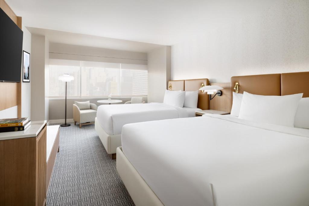 纽约Hyatt Regency Times Square的有两张床和一台电视的酒店房间
