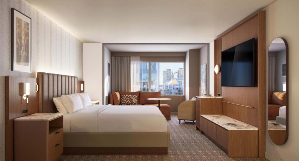 纽约Hyatt Regency Times Square的配有床和电视的酒店房间