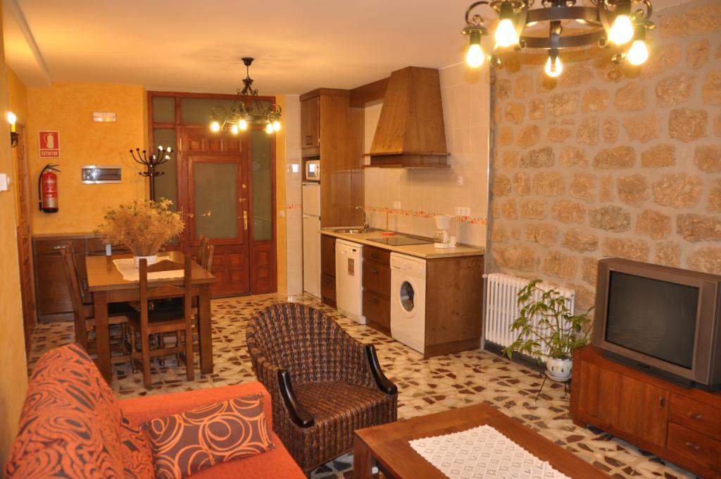 Canicosa de la SierraCasa Rural Bocanegra的带电视的客厅和厨房。