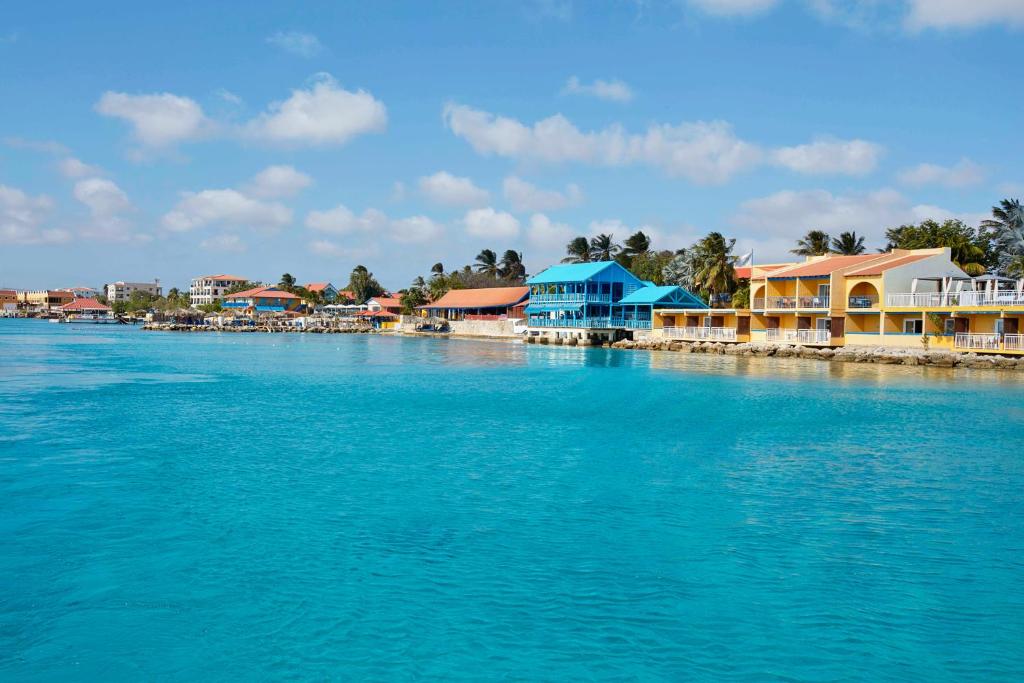克拉伦代克迪维弗拉明戈海滩度假酒店的一大片水,有房子和建筑物
