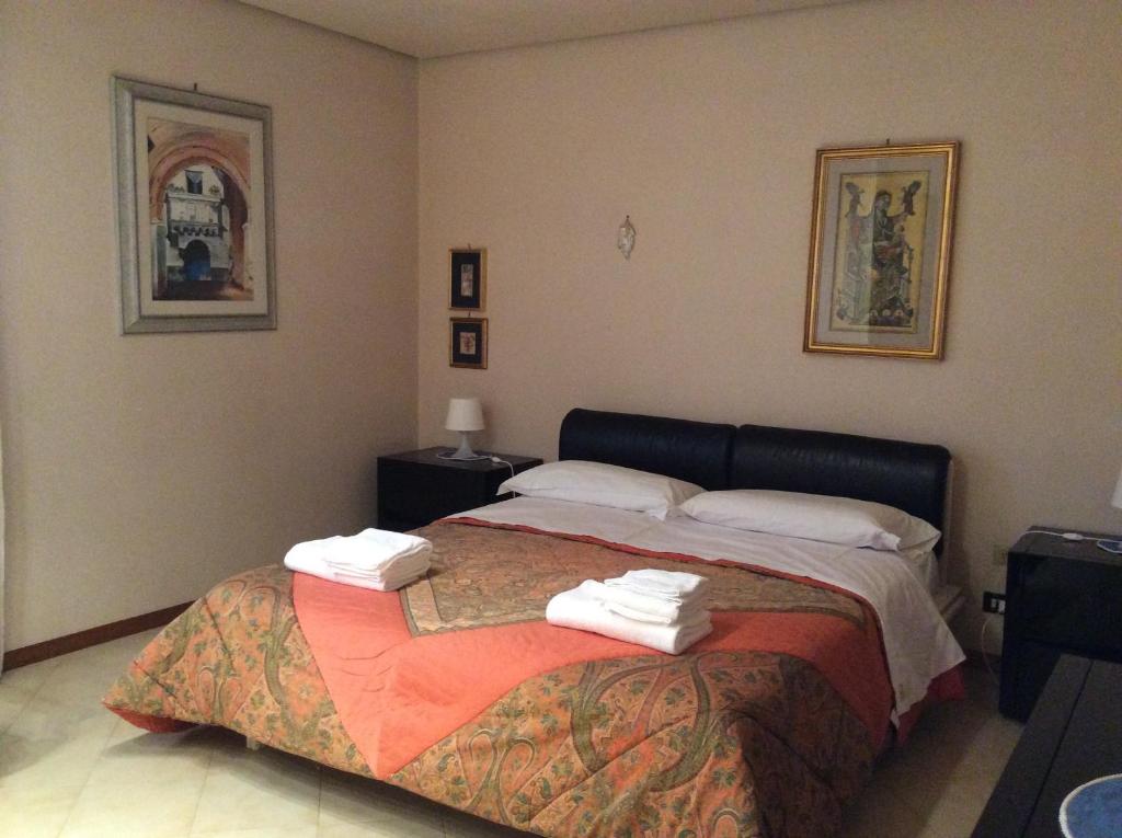 莫诺波利Casa Ariosto的一间卧室配有一张床,上面有两条毛巾