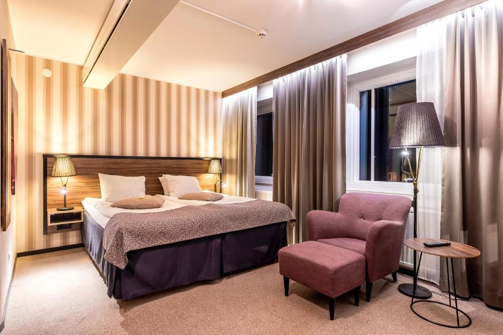 林雪平斯洛特帕可开瑞酒店的配有一张床和一把椅子的酒店客房