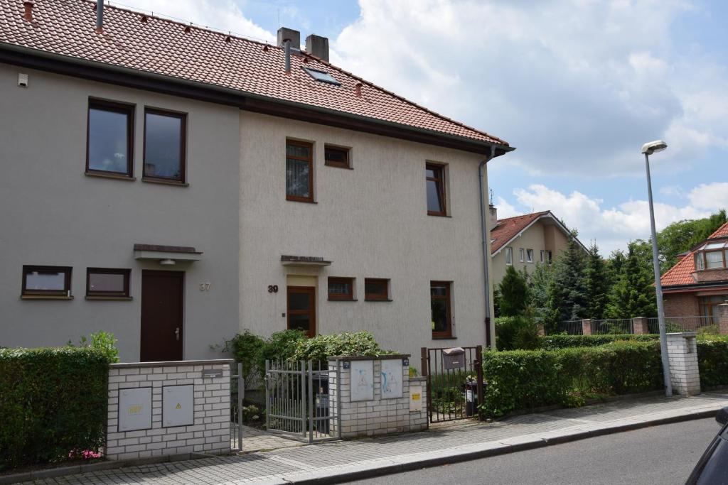 布拉格布拉格古典之家6号度假屋的前面有栅栏的白色房子