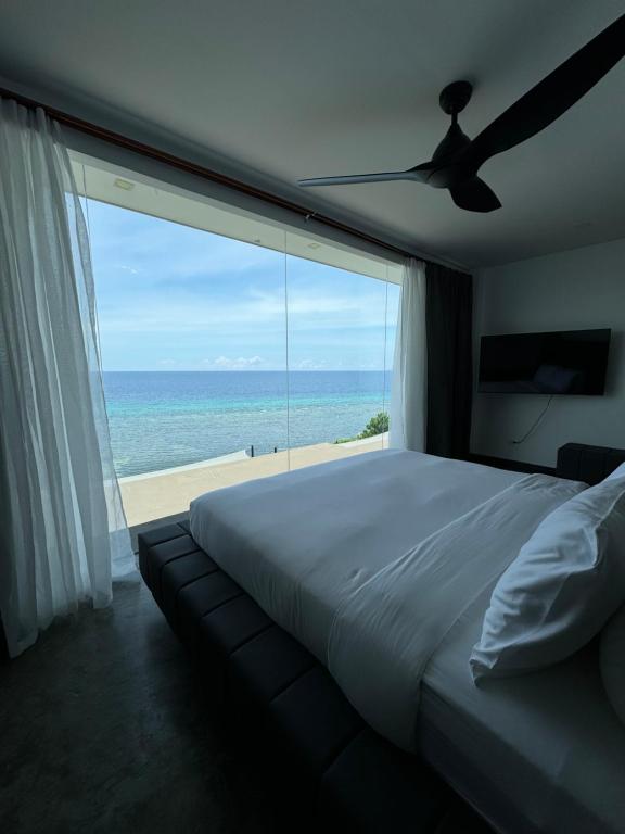 Epic Suites Bohol ADULTS ONLY客房内的一张或多张床位
