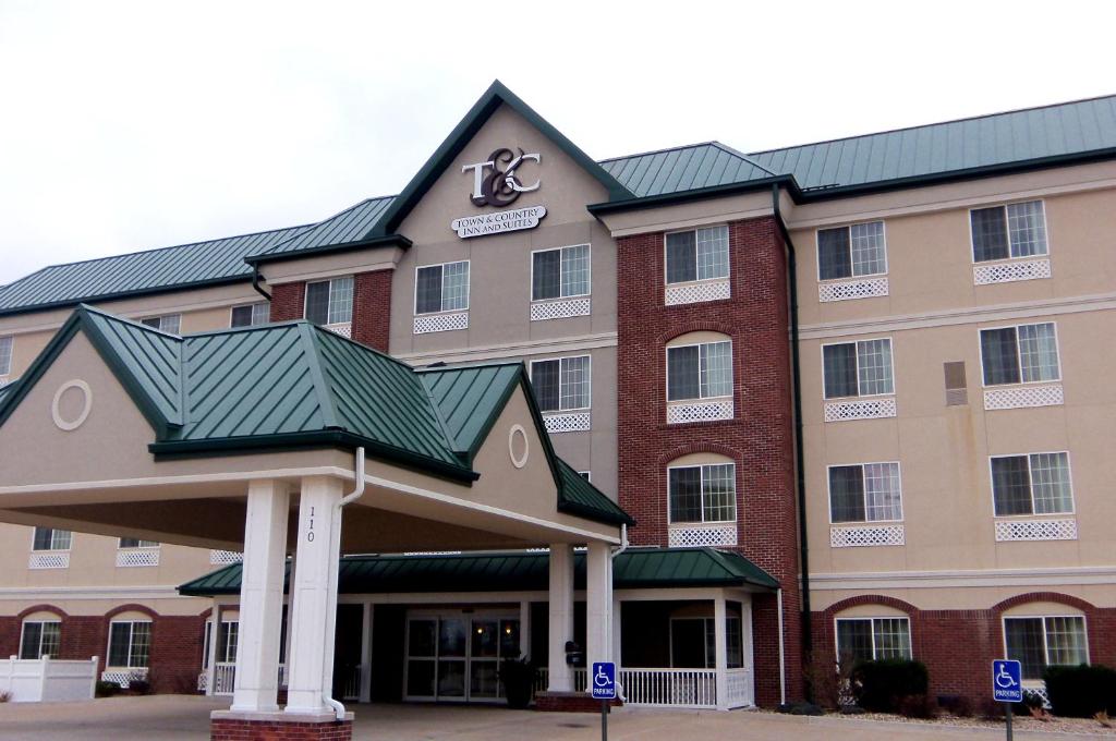 昆西小镇乡村旅馆及套房酒店的一座酒店大楼,前面有标志