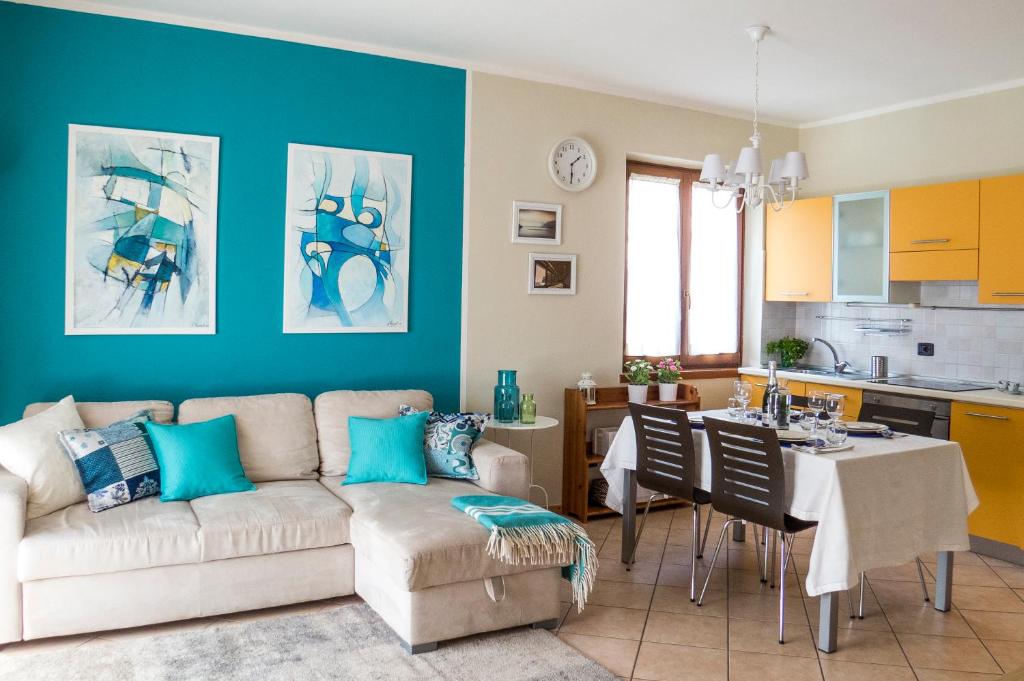 加尔达湖滨Casa Ducati的客厅配有沙发和桌子