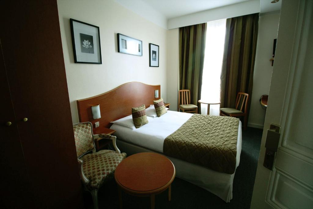 兰斯兰斯中心水晶酒店的配有一张床和一把椅子的酒店客房