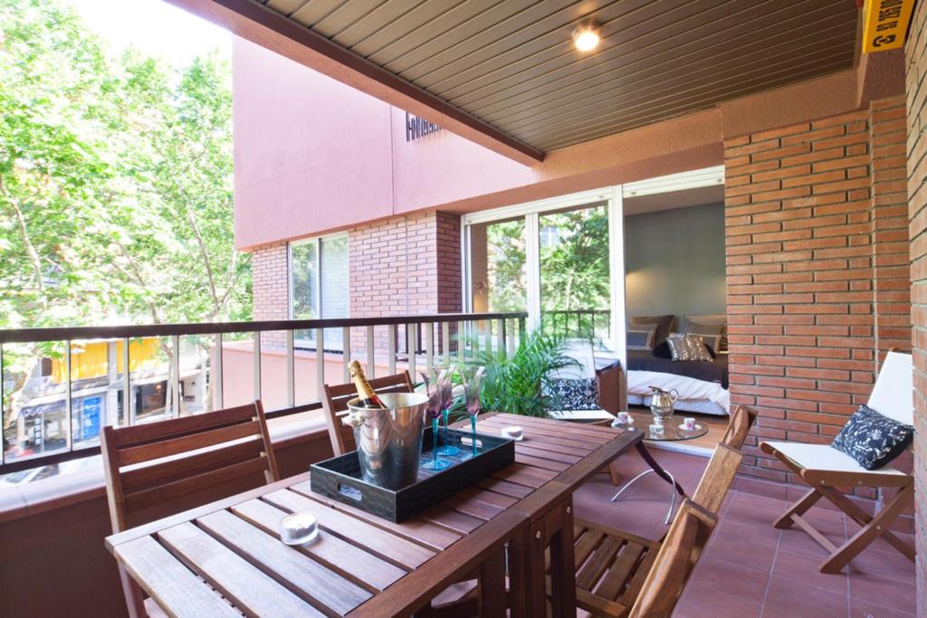 巴塞罗那巴塞罗那博纳诺瓦中心居家公寓的阳台配有木桌和椅子