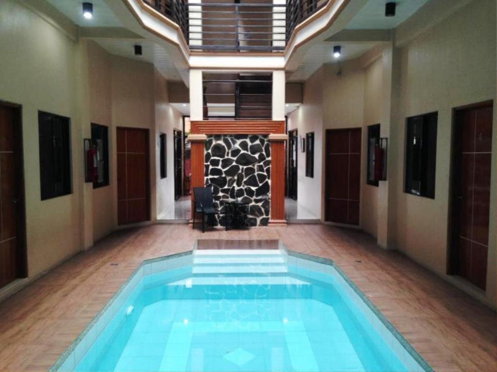 安吉利斯藏珠酒店（杰那斯奢华套房）的走廊里的一个大型游泳池
