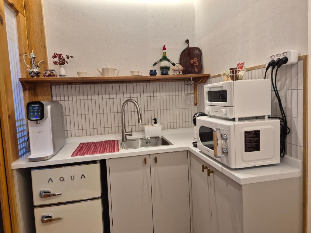 Hanok Stay Seowa的厨房或小厨房