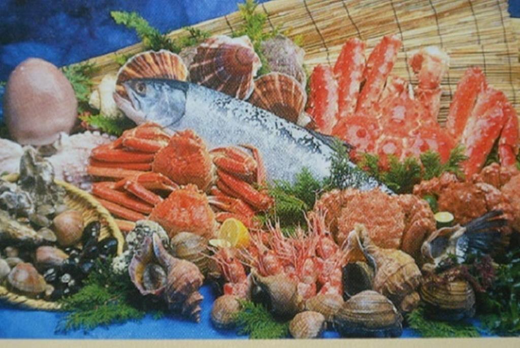稚内山一日式旅馆的上面有海鲜和蔬菜的盘子