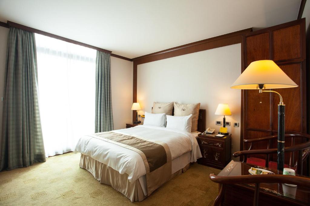 台北富园国际商务饭店的酒店客房设有一张床和一个大窗户