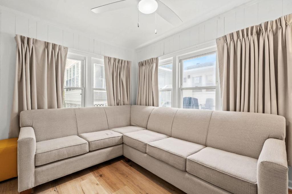 4BR2BA Sleeps 12 Pet-Friendly Steps to Beach的休息区