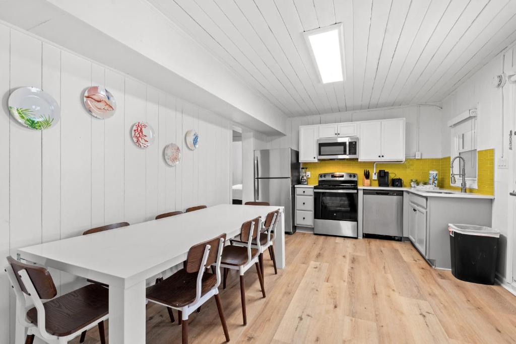4BR2BA Sleeps 12 Pet-Friendly Steps to Beach的厨房或小厨房