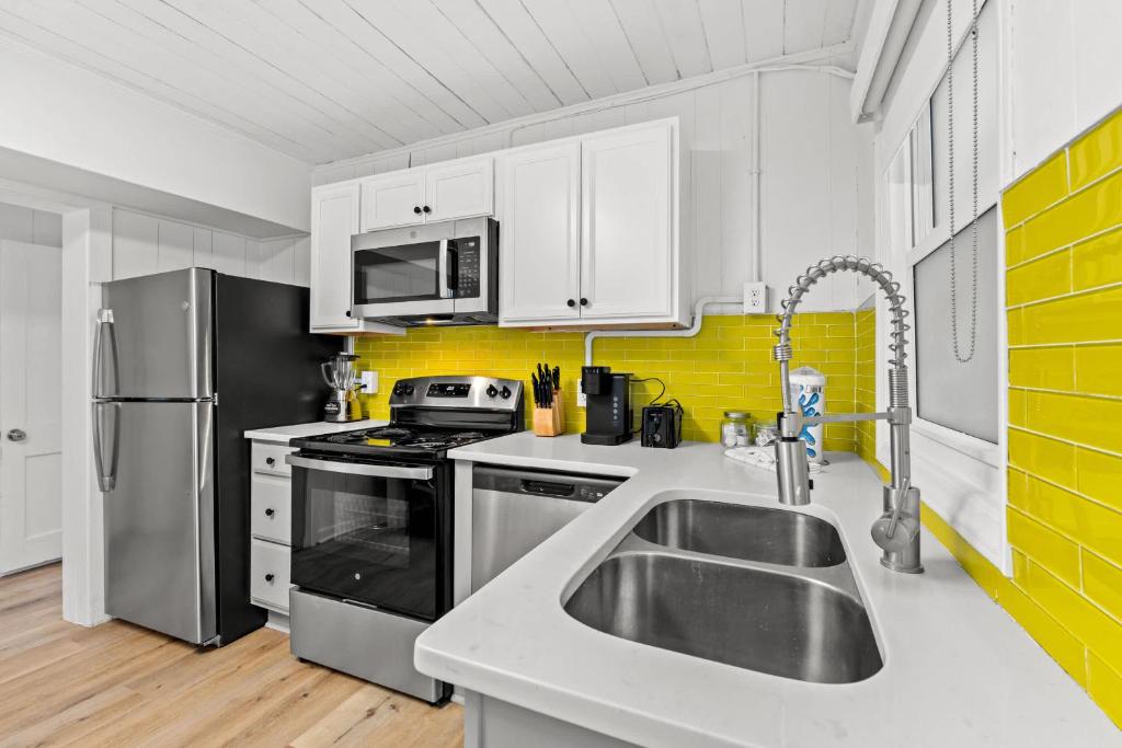 4BR2BA Sleeps 12 Pet-Friendly Steps to Beach的厨房或小厨房