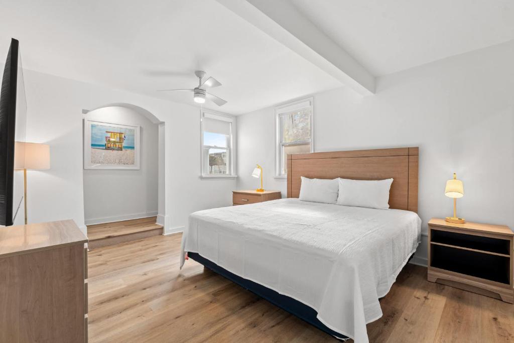 4BR2BA Sleeps 12 Pet-Friendly Steps to Beach客房内的一张或多张床位
