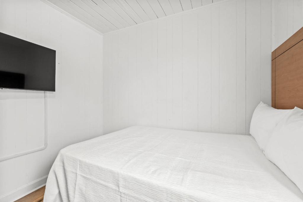 4BR2BA Sleeps 12 Pet-Friendly Steps to Beach客房内的一张或多张床位