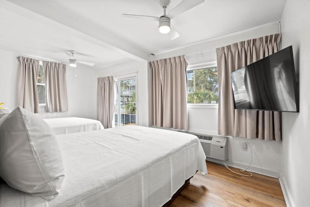 4BR2BA Sleeps 12 Pet-Friendly Steps to Beach的电视和&#47;或娱乐中心