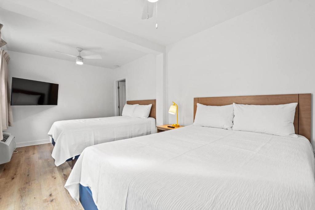 4BR2BA Sleeps 12 Pet-Friendly Steps to Beach客房内的一张或多张床位