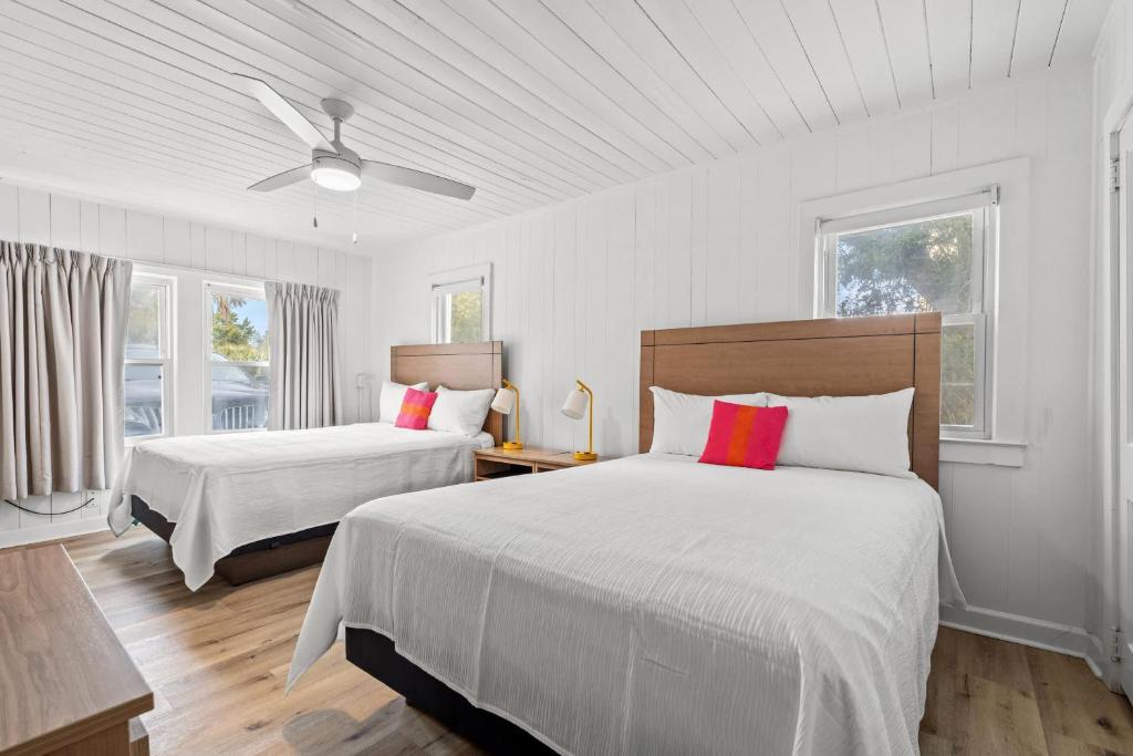 4BR2BA Sleeps 12 Pet-Friendly Steps to Beach客房内的一张或多张床位