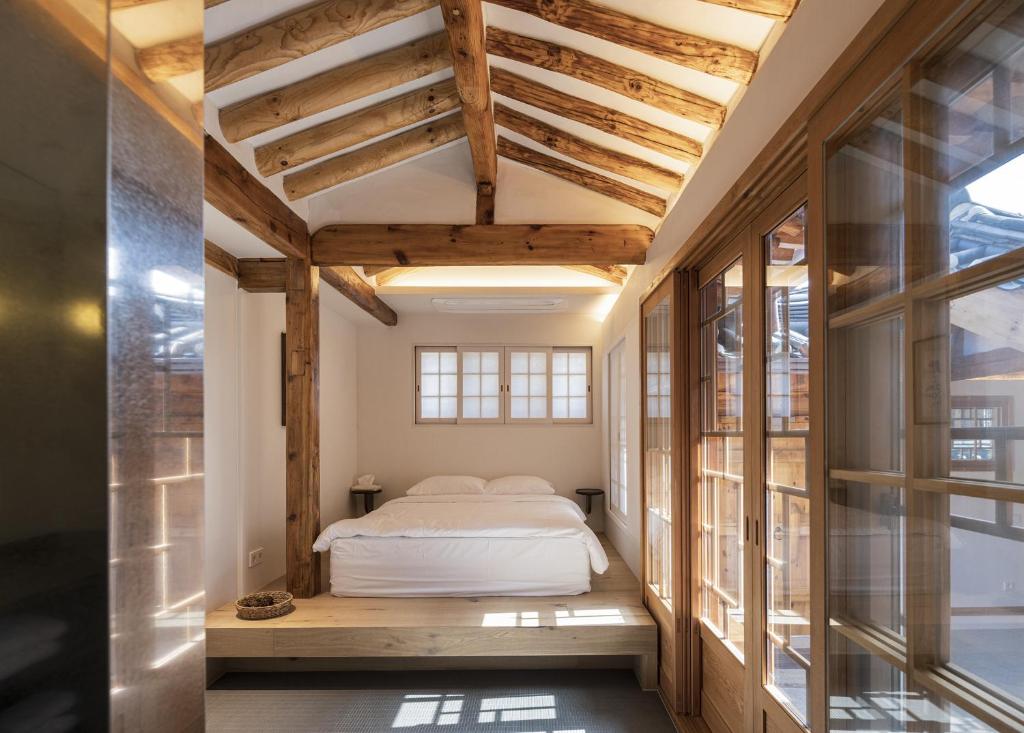 Nostalgia Hanok Hotel客房内的一张或多张床位