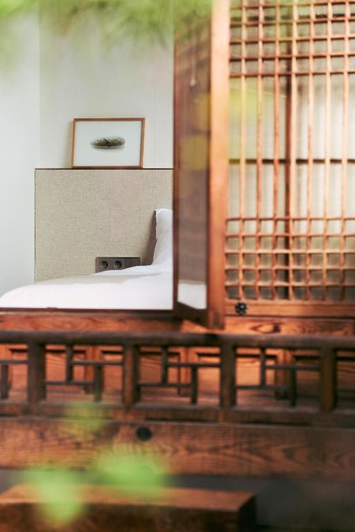 Nostalgia Hanok Hotel客房内的一张或多张床位