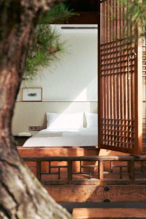 Nostalgia Hanok Hotel客房内的一张或多张床位