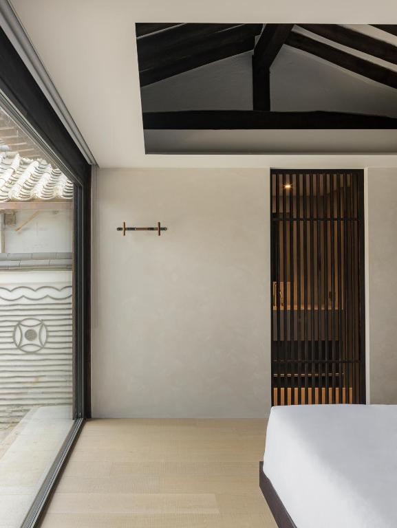 Nostalgia Hanok Hotel客房内的一张或多张床位