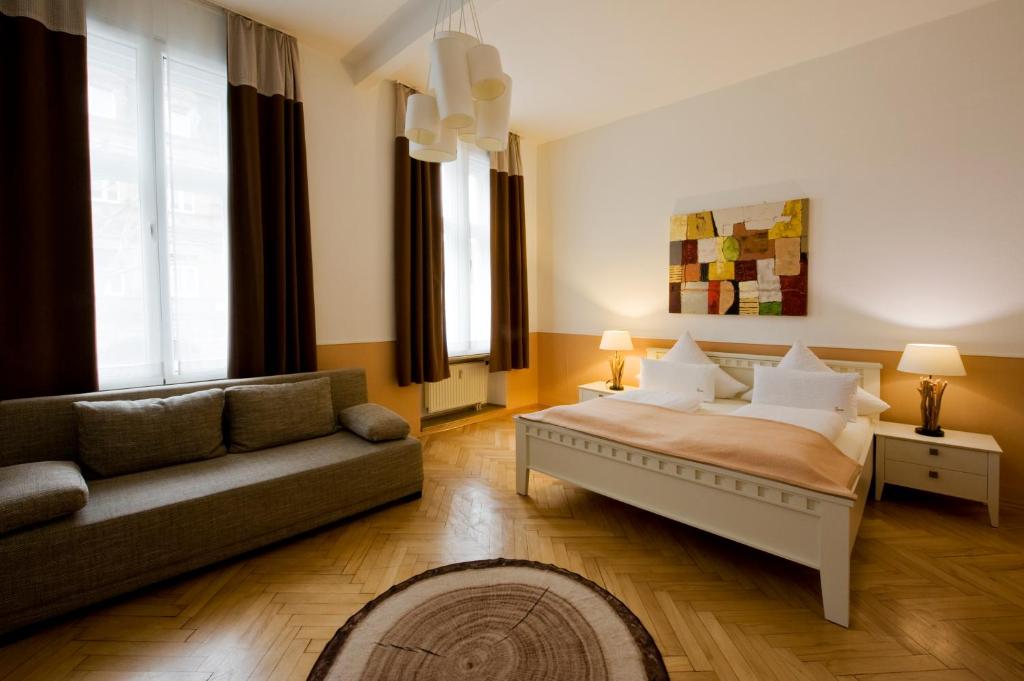 班贝格Monello Apartments - Charmanter Altbau的客厅配有床和沙发