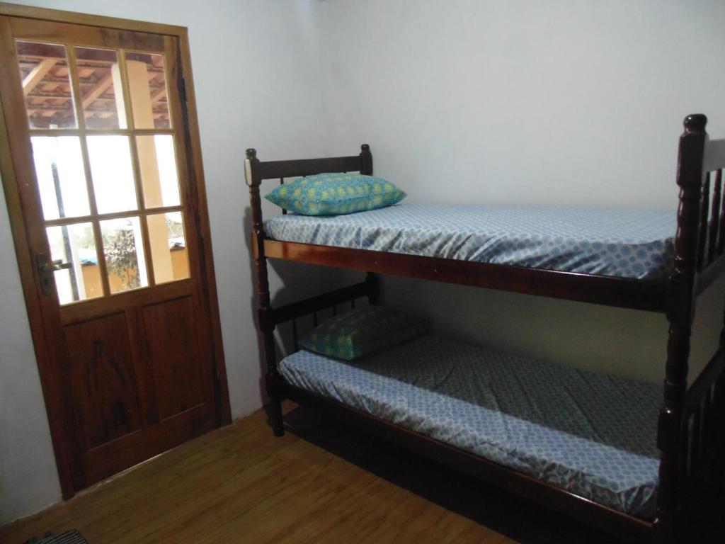 帕拉蒂Livina Hostel的一间客房,在门边设有两张双层床
