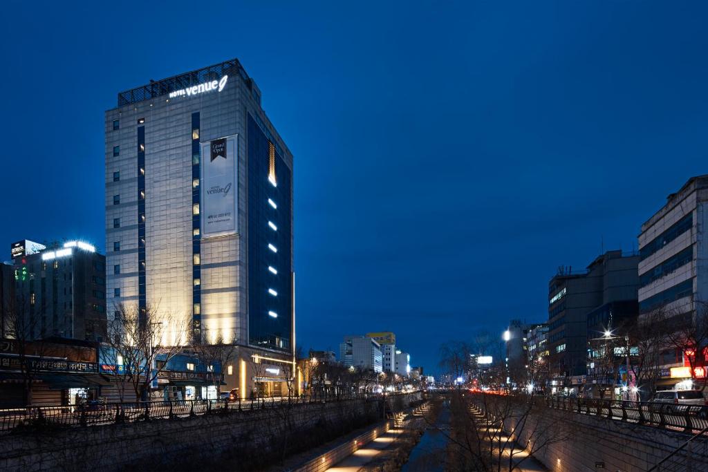 首尔首尔G地酒店的夜晚在城市的高楼