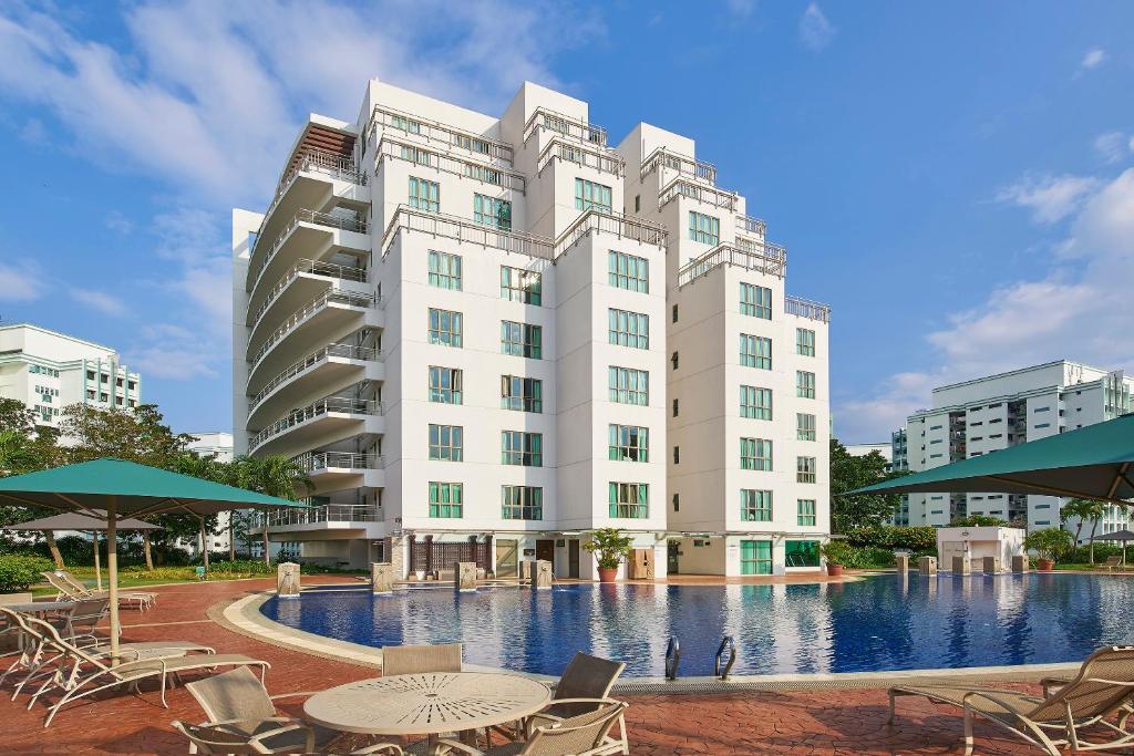 新加坡后港远东村公寓的一座带游泳池和桌椅的建筑