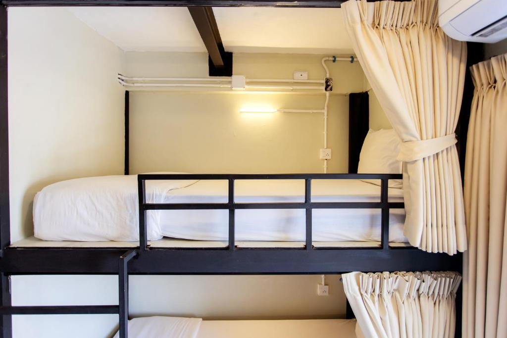 乔木提恩海滩Nomad Plus Life Hostel Pattaya的有两张双层床的双层床房