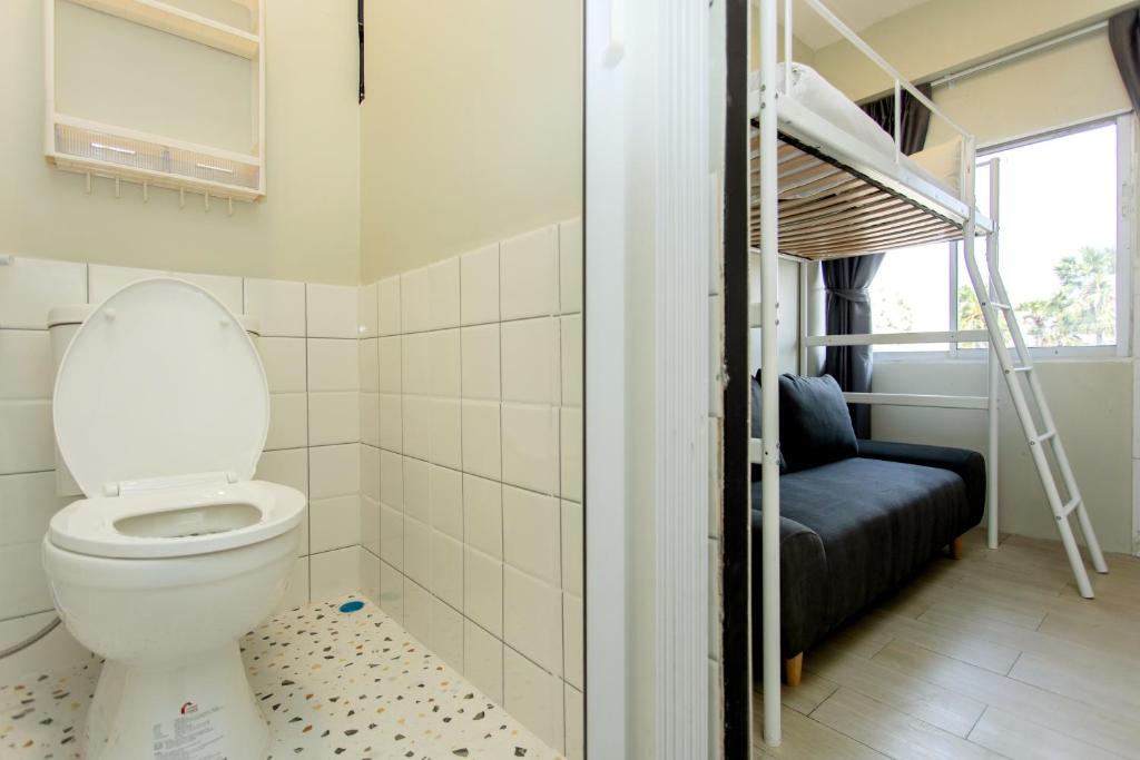 Nomad Plus Life Hostel Pattaya的一间浴室