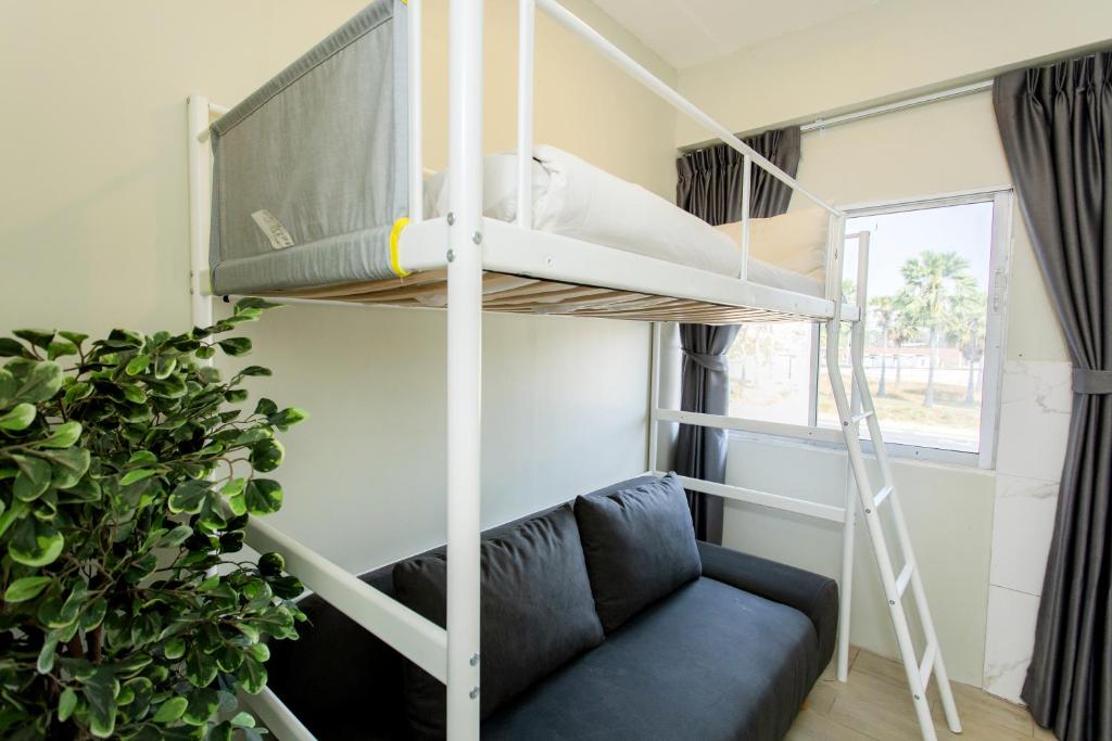 Nomad Plus Life Hostel Pattaya的休息区
