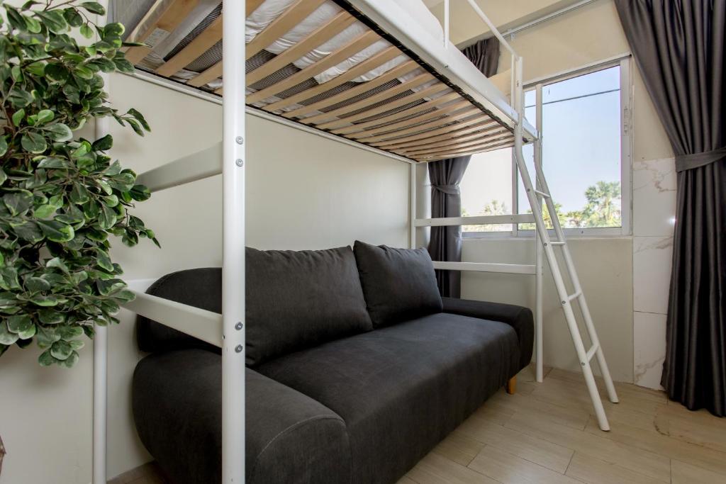 Nomad Plus Life Hostel Pattaya的休息区