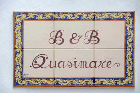 切萨雷奥港B&B Quasimare的瓷砖墙上有布卡巴胺的标志