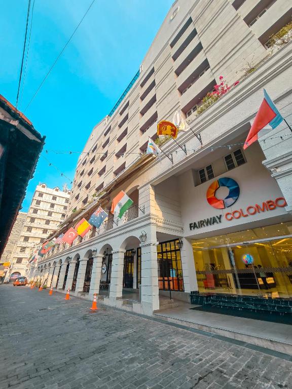 科伦坡Fairway Colombo - Sri Lanka&#39;s First Hotel With Robot Technology的街道上一座插着旗帜的大楼