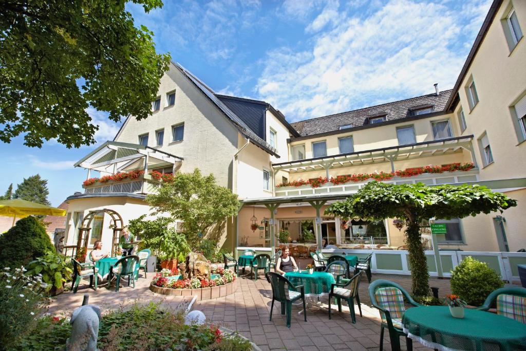 瓦尔施泰因Hotel Lindenhof的酒店带桌椅的庭院