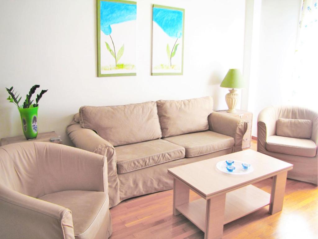 雅典雅典品质公寓的客厅配有沙发和桌子