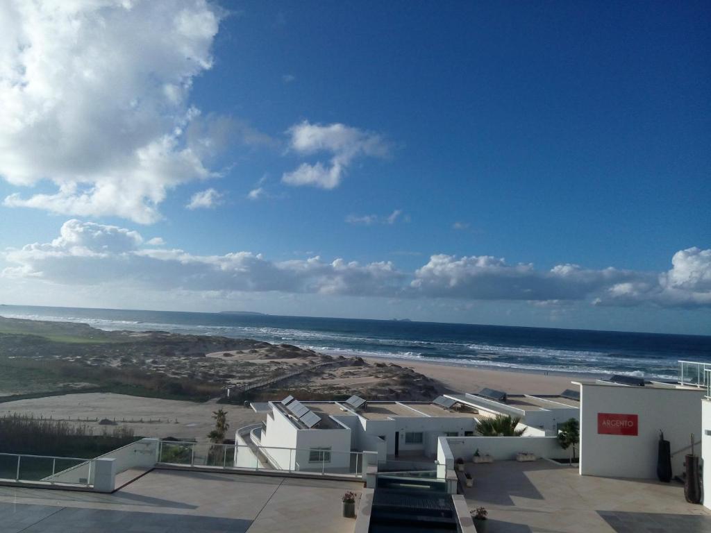 普拉亚德尔瑞伊Praia Del Rey SeaView Dupplex的从大楼内可以欣赏到海滩和海洋的景致
