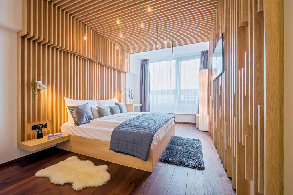 KéthelyKristinus Borbirtok的一间卧室配有一张木墙床