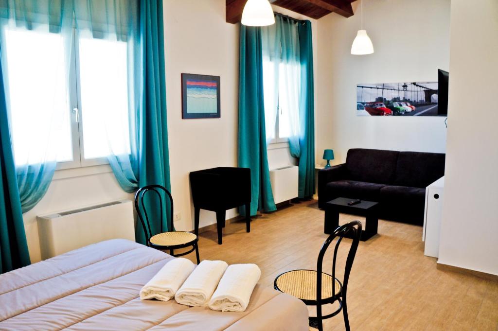 拉古萨Casa34的一间卧室配有一张床,客厅配有沙发