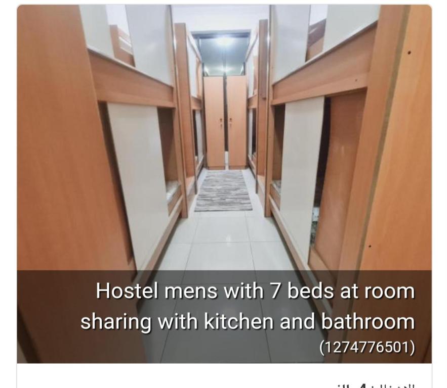 迪拜LA Gold hostel capsule的大楼的走廊,走廊上设有厨房和浴室。