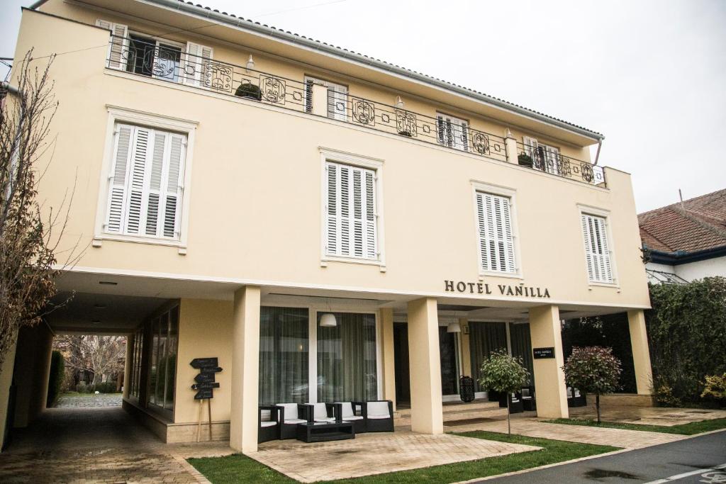 蒂米什瓦拉Hotel Vanilla的一座白色的大建筑,里面设有酒店