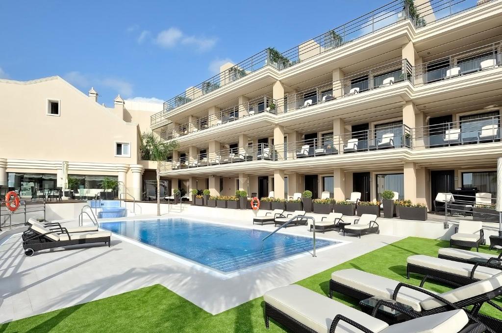 贝纳尔马德纳Vincci Selección Aleysa的酒店拥有游泳池和躺椅
