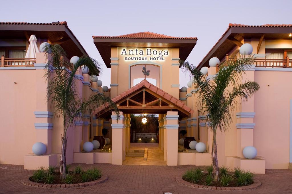 布隆方丹安踏博加酒店 的前面有棕榈树的酒店入口
