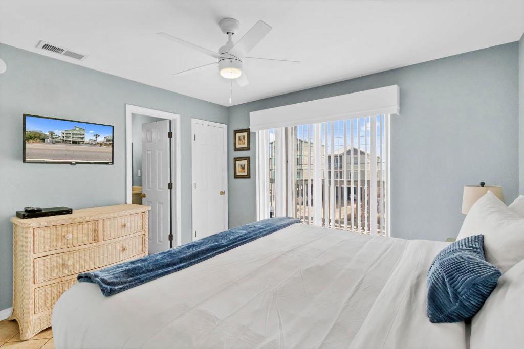 格尔夫海岸3BR Condo Gulf Views with Pool, Boat Launch and Dock的带一张大床和一扇窗户的卧室