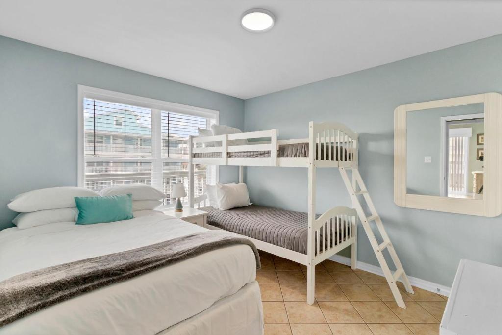 3BR Condo Gulf Views with Pool, Boat Launch and Dock客房内的一张或多张床位